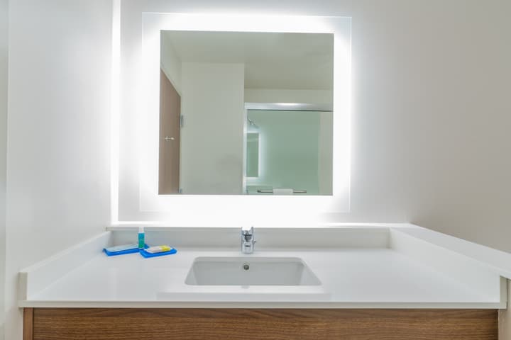 Holiday Inn Express & Suites Lake Havasu - London Bridge by IHG