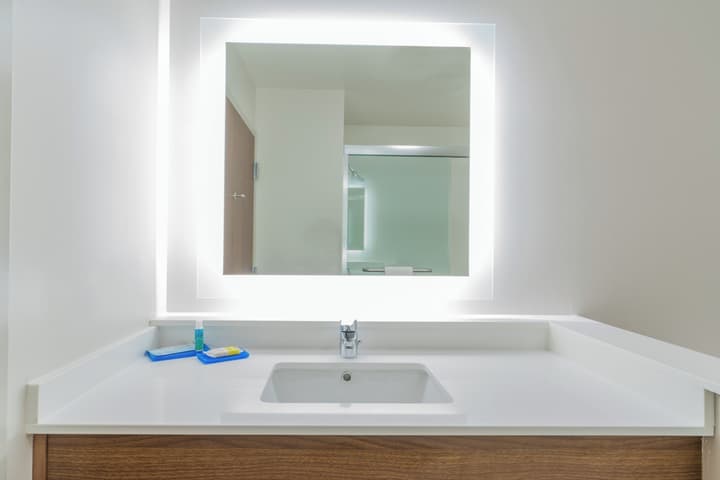 Holiday Inn Express & Suites Lake Havasu - London Bridge by IHG