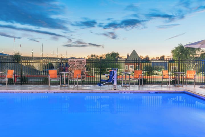 Holiday Inn Express & Suites Lake Havasu - London Bridge by IHG