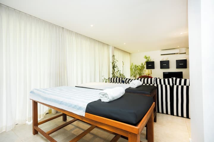 Green Turtle Villa by The Serendipity Collection