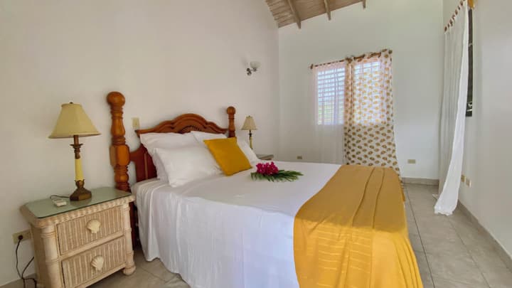 The Greenside Cottages - Private Tropical Garden - Residential area 5 mins from the beach