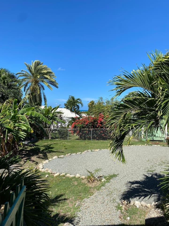 The Greenside Cottages - Private Tropical Garden - Residential area 5 mins from the beach