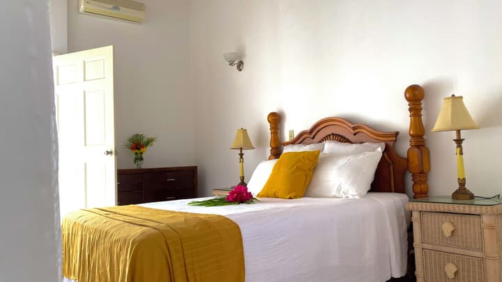The Greenside Cottages - Private Tropical Garden - Residential area 5 mins from the beach