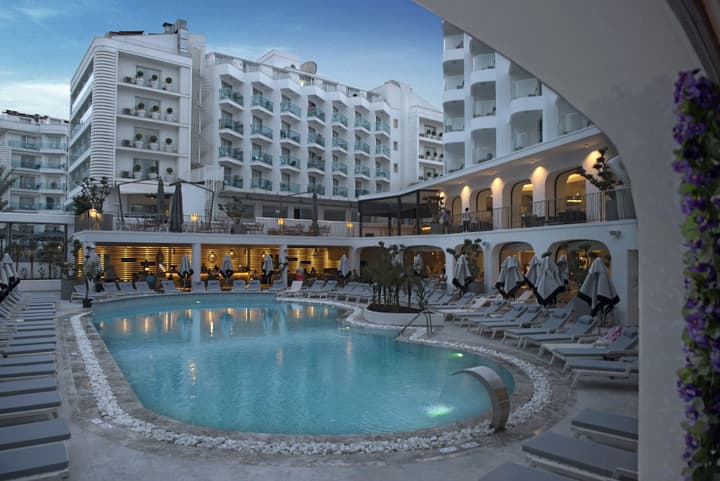 Lalila Blue Suites