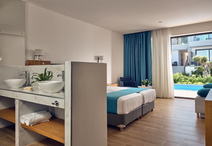 Cavo Orient Beach Hotel