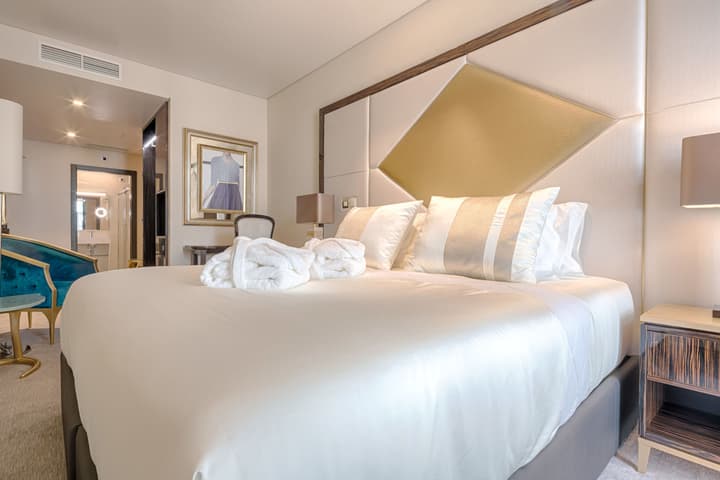 MeraPrime Gold Design Hotel