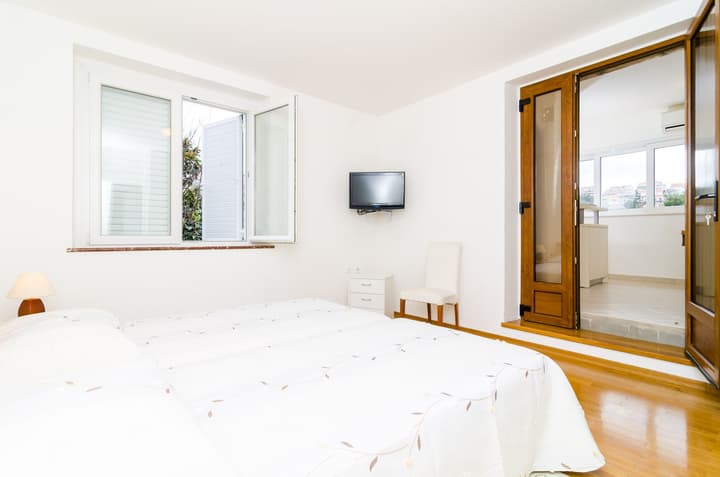 Nikola Apartments