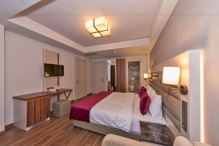 Golden Royal Hotel & Spa