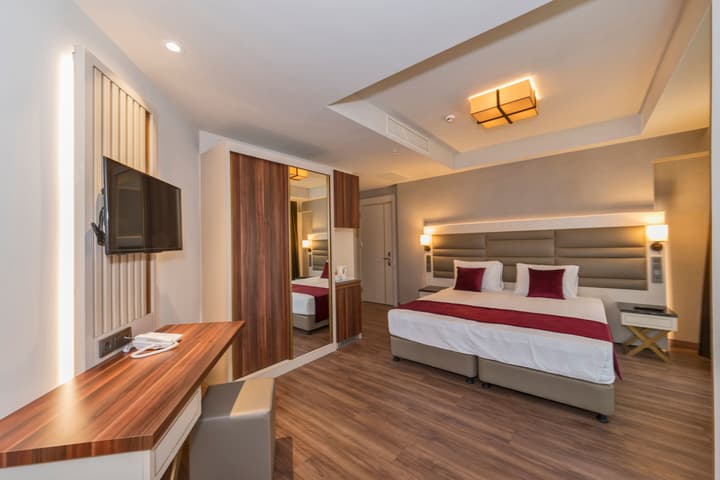 Golden Royal Hotel & Spa