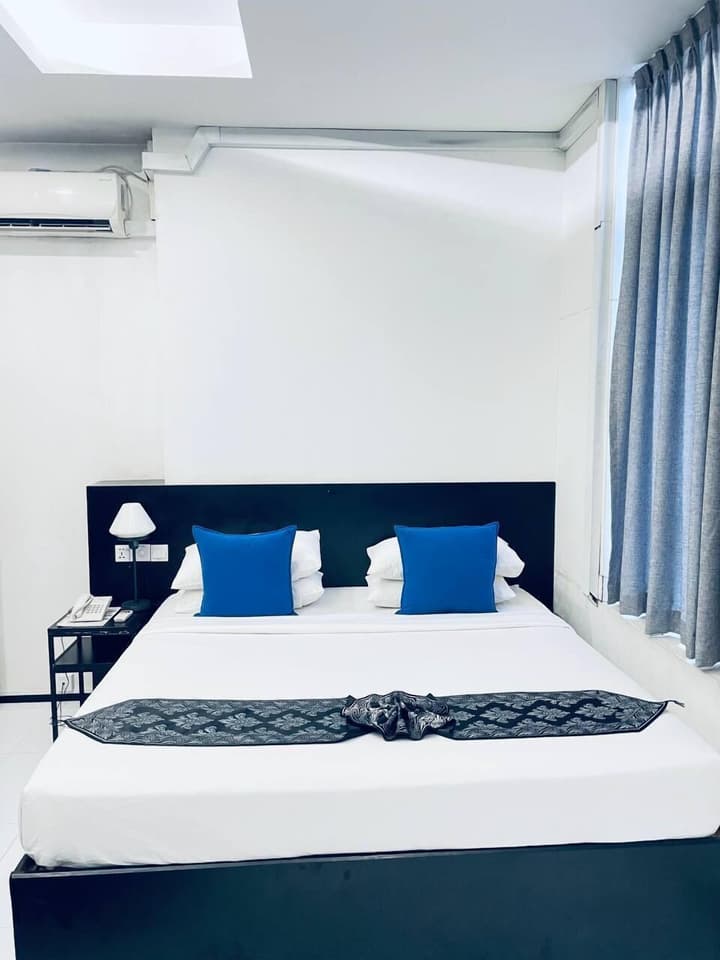 Yama Hotel & Rooftop Bar