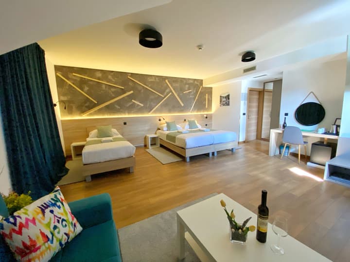 16 Lakes Hotel