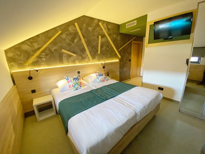 16 Lakes Hotel