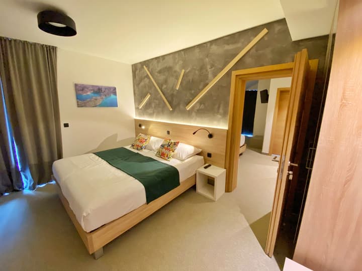 16 Lakes Hotel