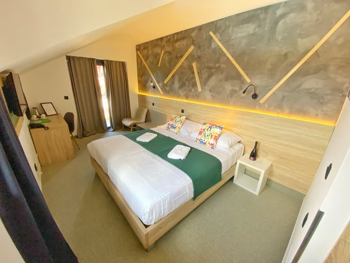 16 Lakes Hotel