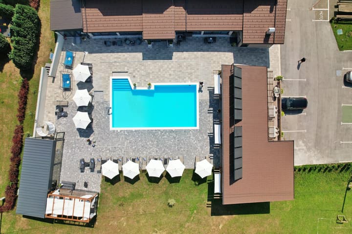 16 Lakes Hotel