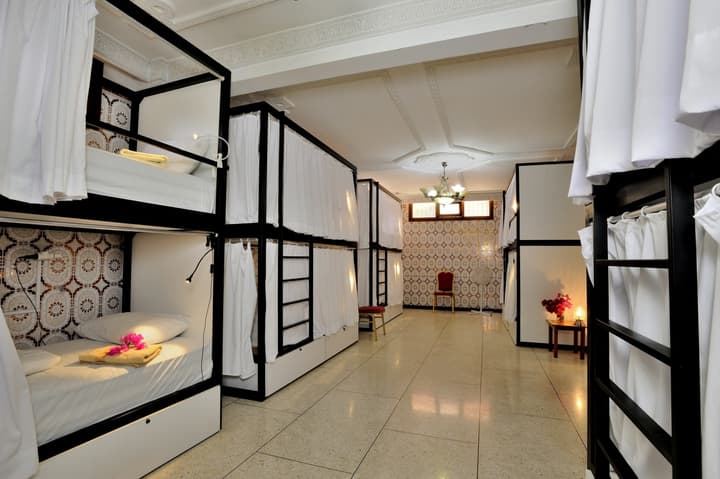 Lhostel