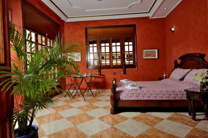 Lhostel