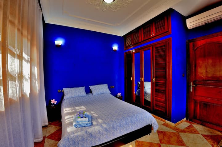 Lhostel