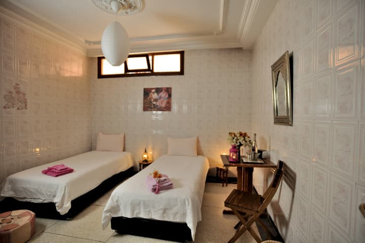 Lhostel
