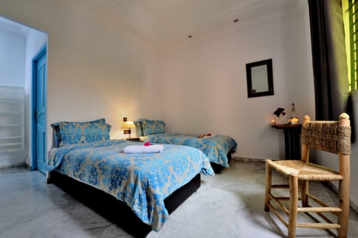 Lhostel
