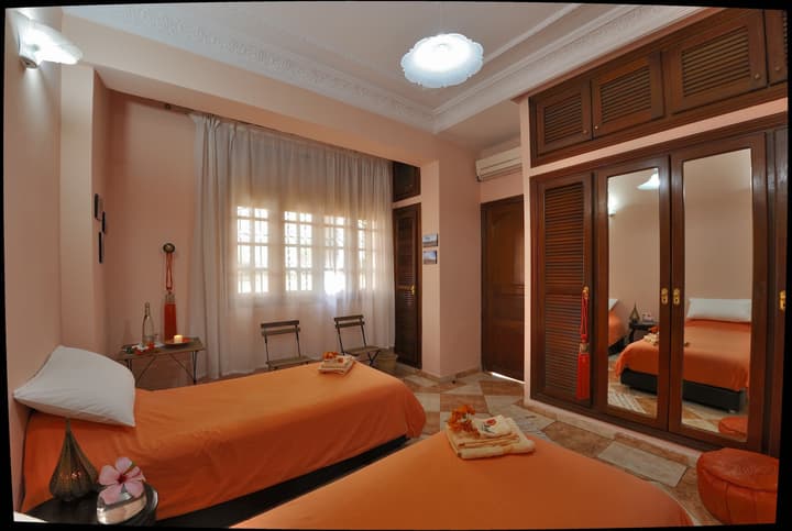 Lhostel