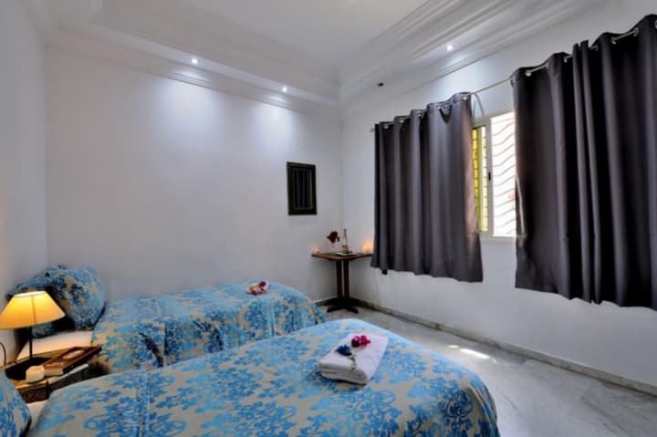 Lhostel