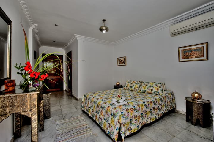 Lhostel