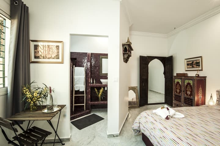 Lhostel