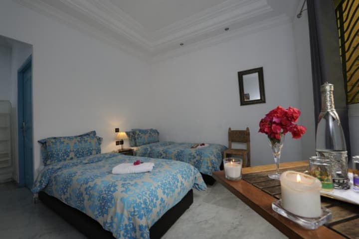 Lhostel