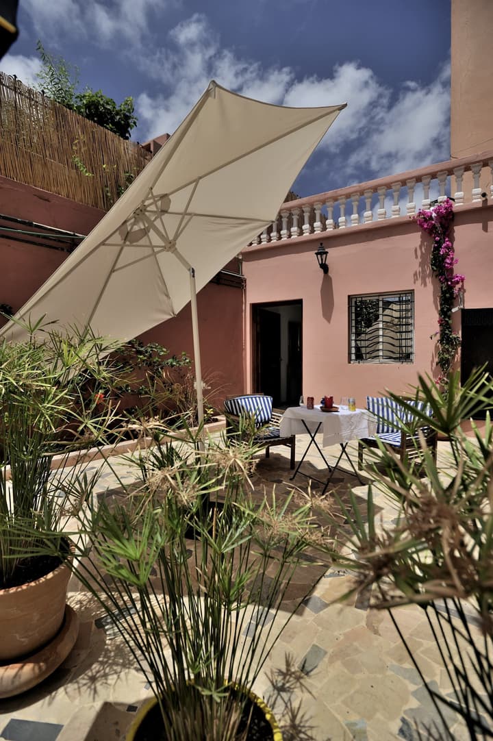 Lhostel