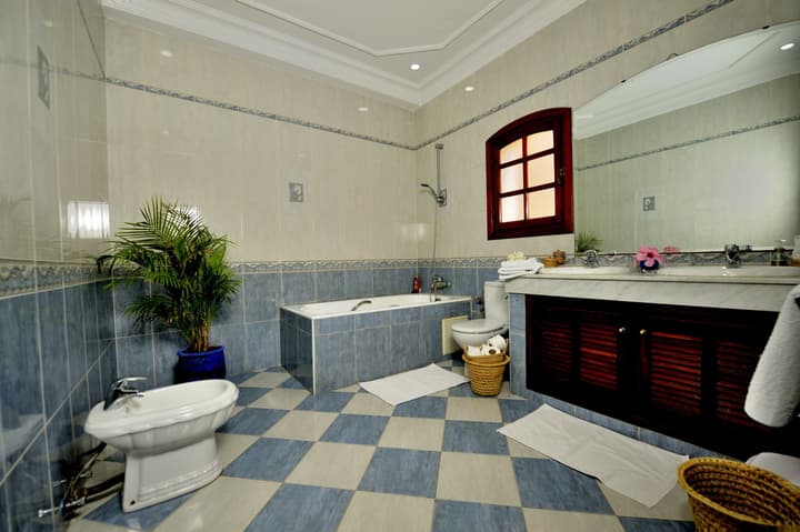 Lhostel