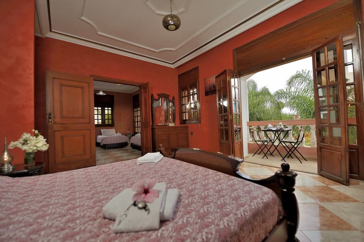 Lhostel