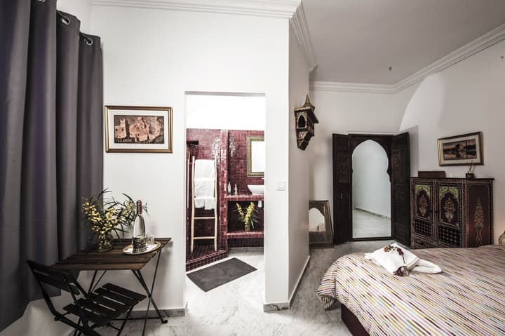 Lhostel