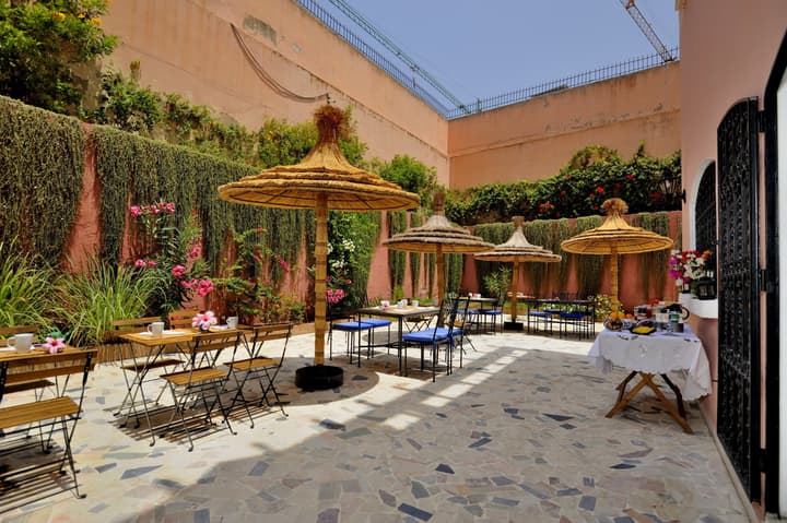 Lhostel