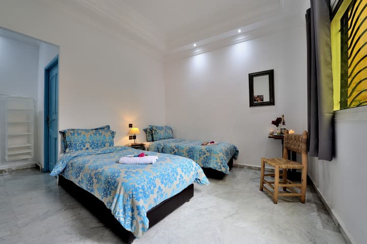 Lhostel