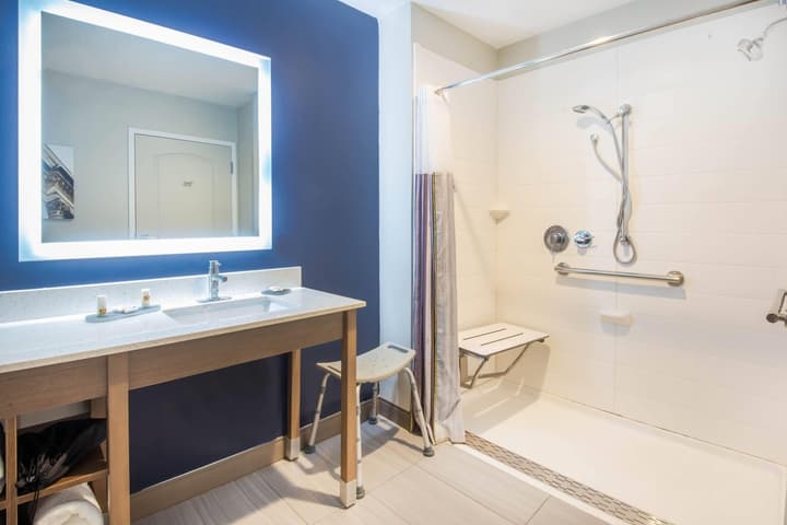 La Quinta Inn & Suites by Wyndham Buffalo Amherst