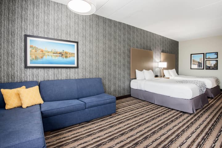 La Quinta Inn & Suites by Wyndham Buffalo Amherst