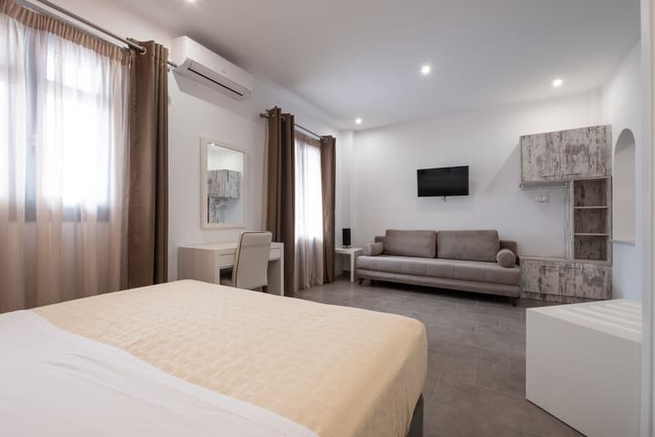 Tristhenia Hotel