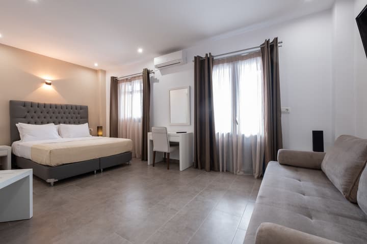 Tristhenia Hotel