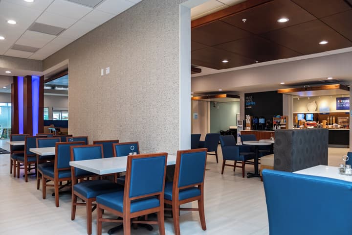 Holiday Inn Express & Suites Orlando - Lake Buena Vista by IHG