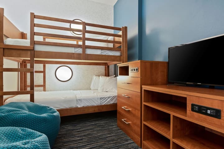 Holiday Inn Express & Suites Orlando - Lake Buena Vista by IHG