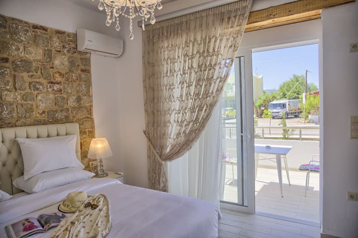 G&K Stone Suites