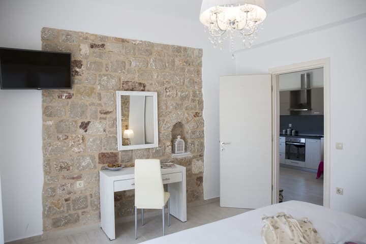 G&K Stone Suites