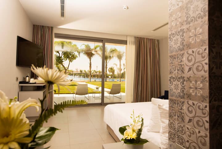 Dusit Thani LakeView Cairo