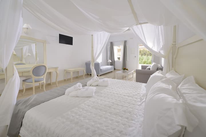 Kamari Hotel