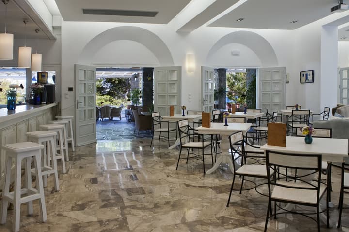 Kamari Hotel