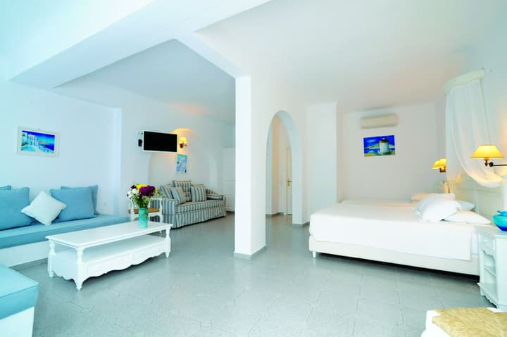 Kamari Hotel