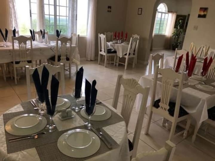 Retreat Guesthouse Luxury Suites