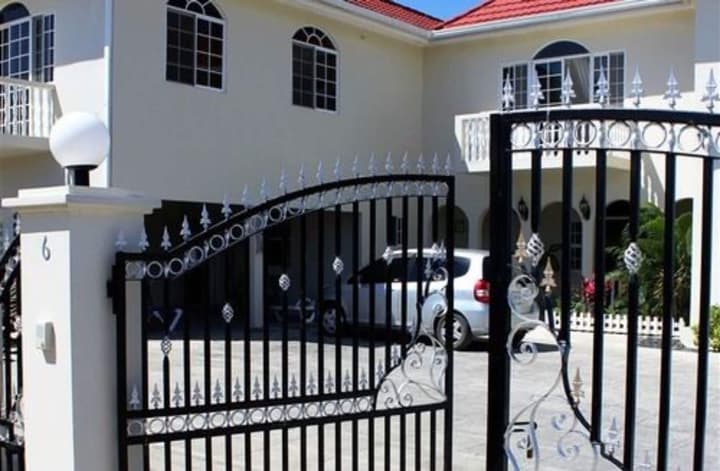 Retreat Guesthouse Luxury Suites