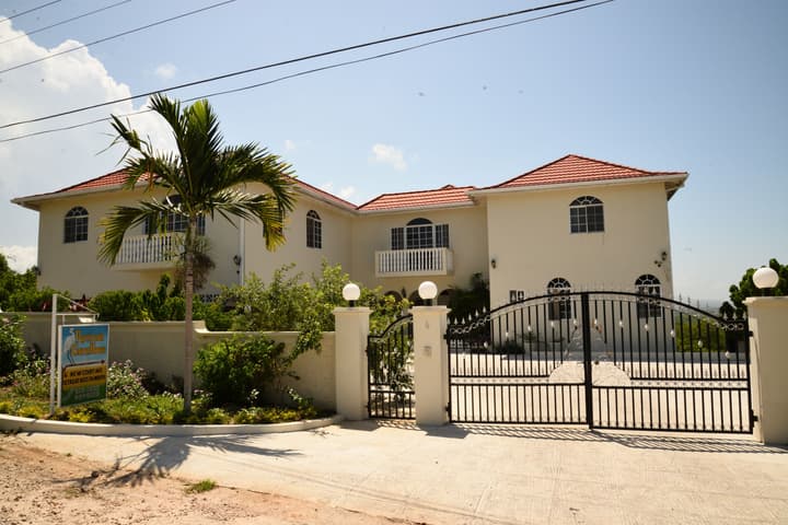 Retreat Guesthouse Luxury Suites
